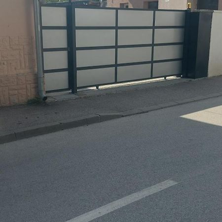 Apartman Espresso Sa Parkingom スレムスカ・ミトロヴィツァ エクステリア 写真