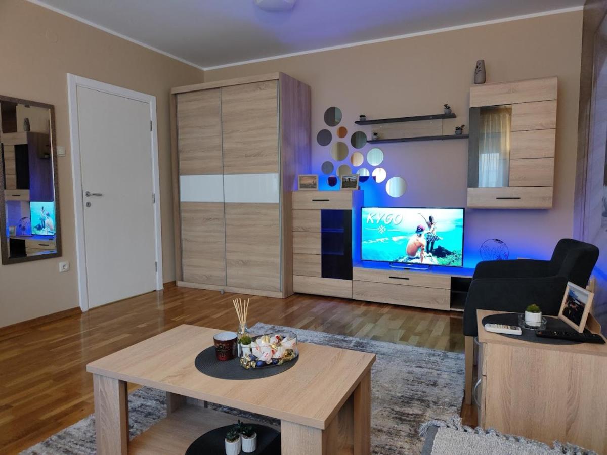 Apartman Espresso Sa Parkingom スレムスカ・ミトロヴィツァ エクステリア 写真