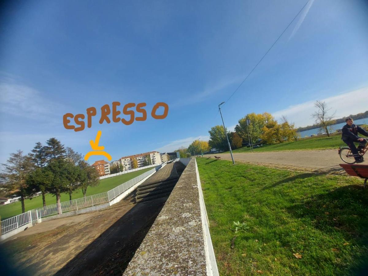 Apartman Espresso Sa Parkingom スレムスカ・ミトロヴィツァ エクステリア 写真